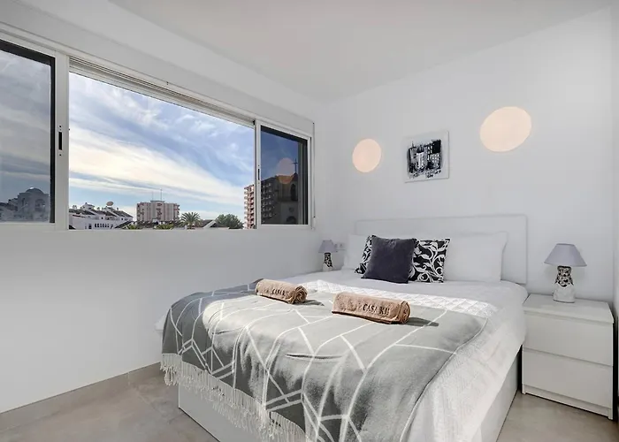 019 Stylish 3 Bed Ibensa Square Apt, Near Beach & Bars