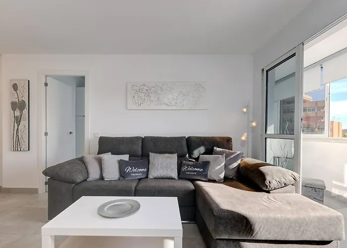 019 Stylish 3 Bed Ibensa Square Apt, Near Beach & Bars